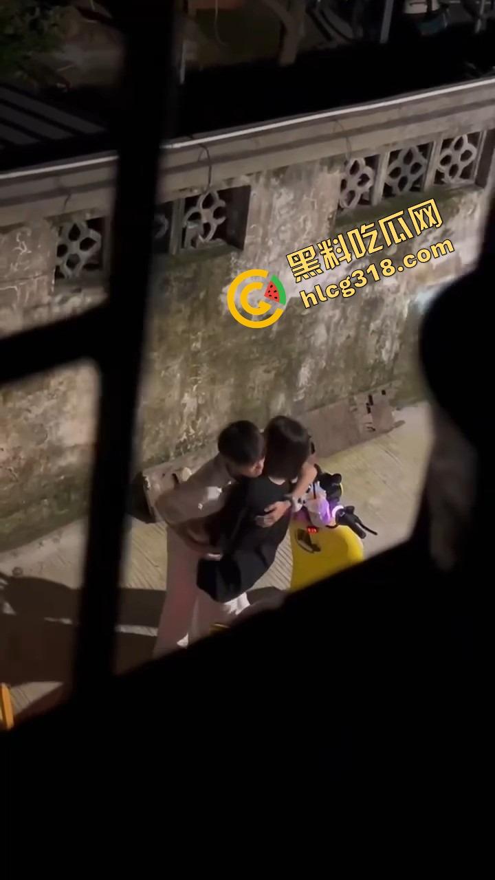 现在小年轻逼瘾太猛,骑小牛电动车都能车震,巷子里妹子张腿坐车上舔逼,随时随地吃海鲜上头!-9