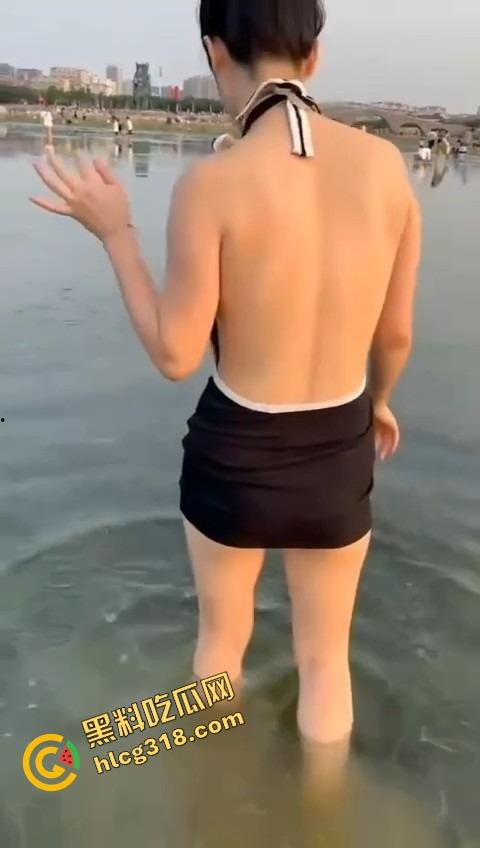 海边捞贝壳结果捞到极品户型，妹子真空出门一弯腰短裙底下整片骚缝露出来，兄弟们这户型值不值下手！-12