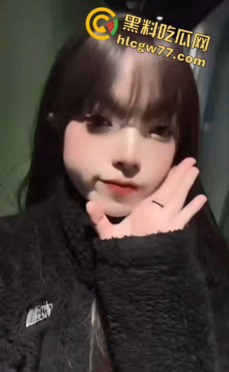 精神小妹露脸自慰翻车！土豪定制私密照，哥哥偷装软件同步看片，兄妹乱伦剧情要上演？-1