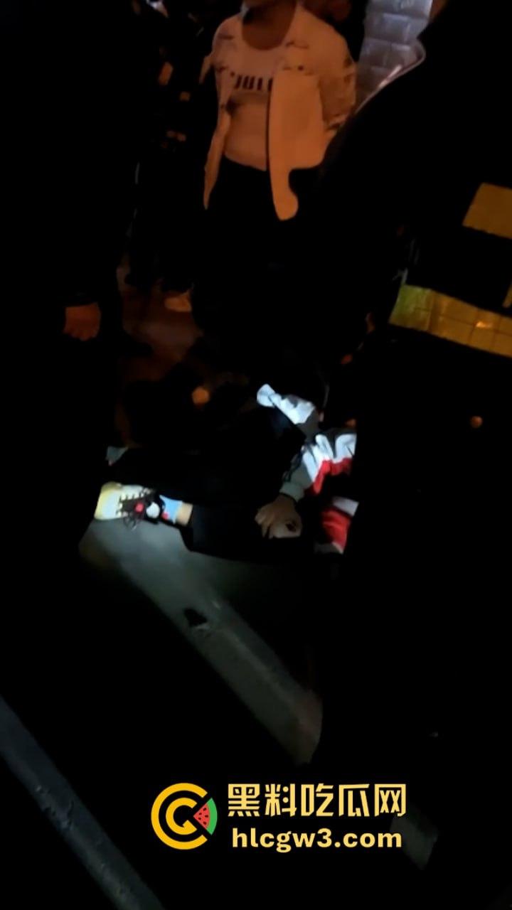 围观骚鸡无故被砍！柳州乐群路鸡婆被调戏 竟拿关刀砍死看热闹的吃瓜学生 ！死的好冤！-10