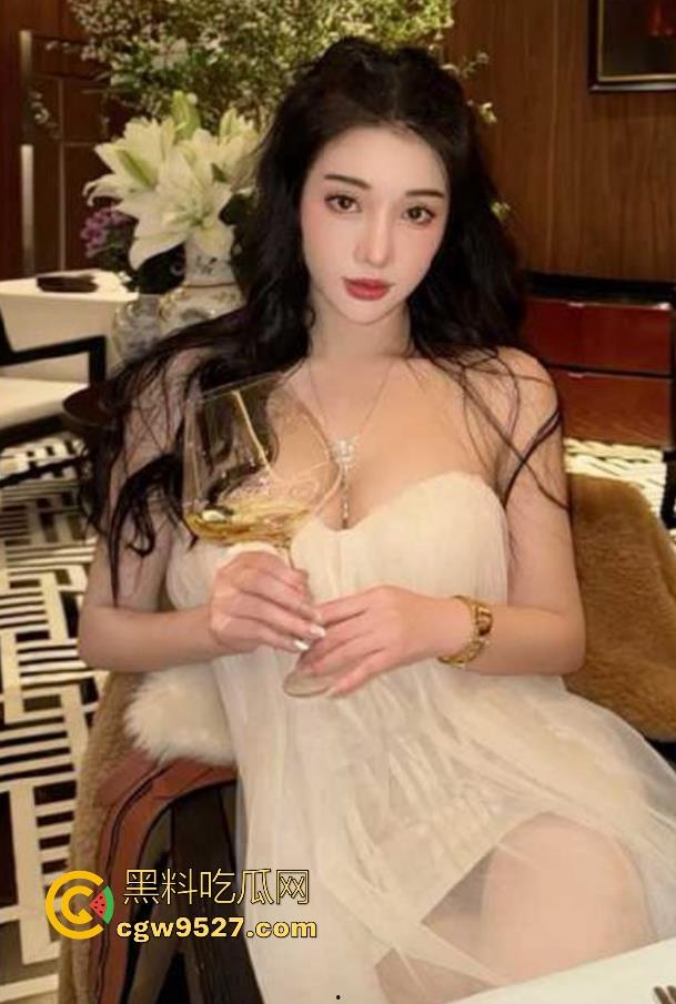 抖音网红【starrysky】高挑美女为流量铤而走险，极品御姐真空漏点，故意露出内裤，观众弹幕瞬间炸裂！-2