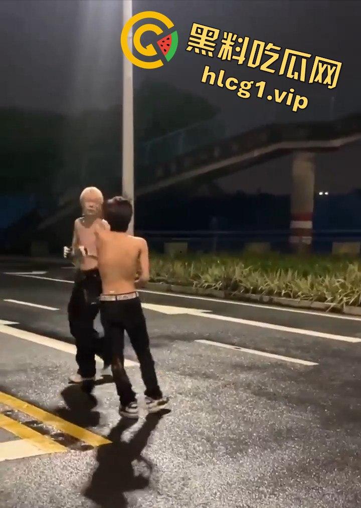 街头乱斗猴王争霸，两只精神瘦猴子大打出手，围观群众目瞪口呆！-1