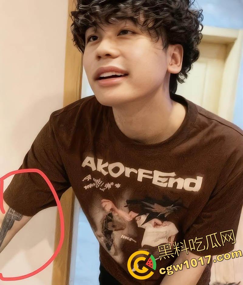 昔日抖音第一枪【厄卡伦】重出江湖，回归第一炮还是给了老情人，高颜值反差人妻，全程露脸舔掉骑乘，骚到飞起！-3