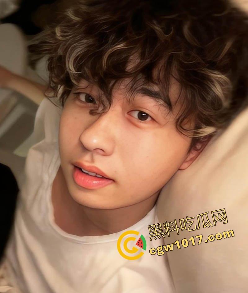 昔日抖音第一枪【厄卡伦】重出江湖，回归第一炮还是给了老情人，高颜值反差人妻，全程露脸舔掉骑乘，骚到飞起！-5