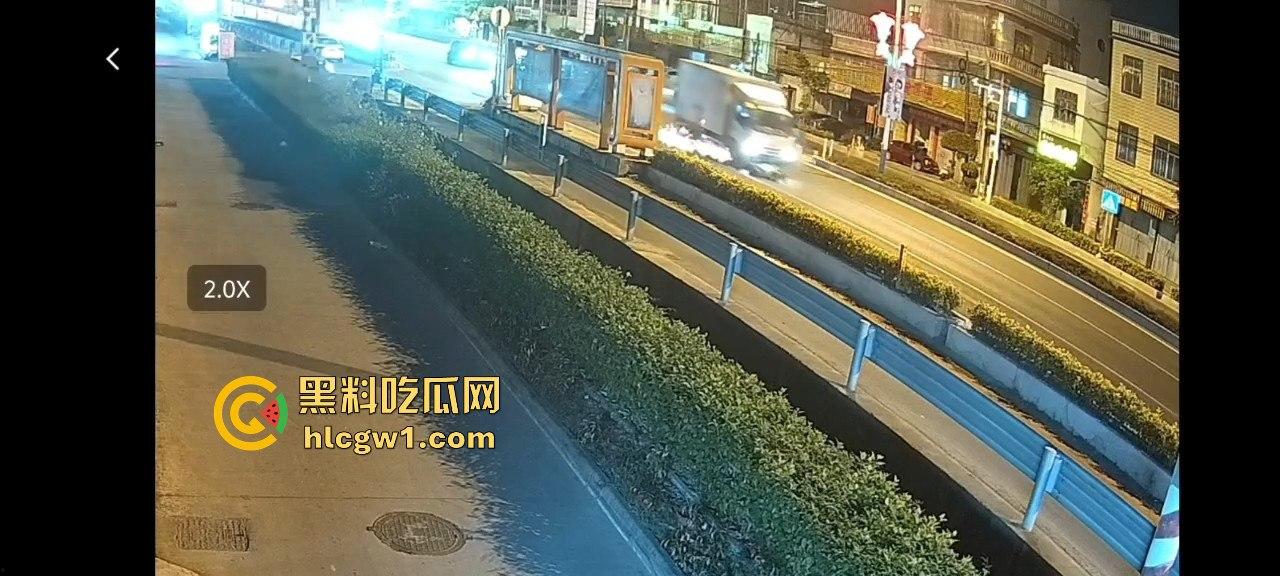 潮州龙湖镇大货车直接撞死俩小孩，惨到司机吓傻，路人哭得肝肠寸断！-1