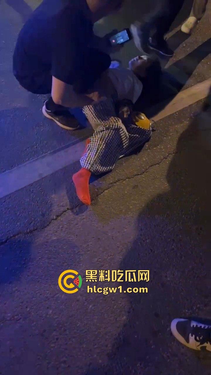 潮州龙湖镇大货车直接撞死俩小孩，惨到司机吓傻，路人哭得肝肠寸断！-8