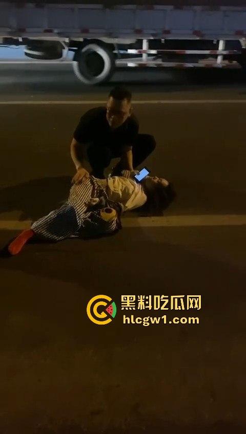潮州龙湖镇大货车直接撞死俩小孩，惨到司机吓傻，路人哭得肝肠寸断！-11