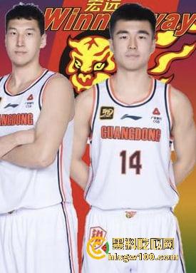 CBA赛场成啦啦队透明高跟的秀场，球迷目光全被那双高跟吸引，比赛啥的都无所谓！-5