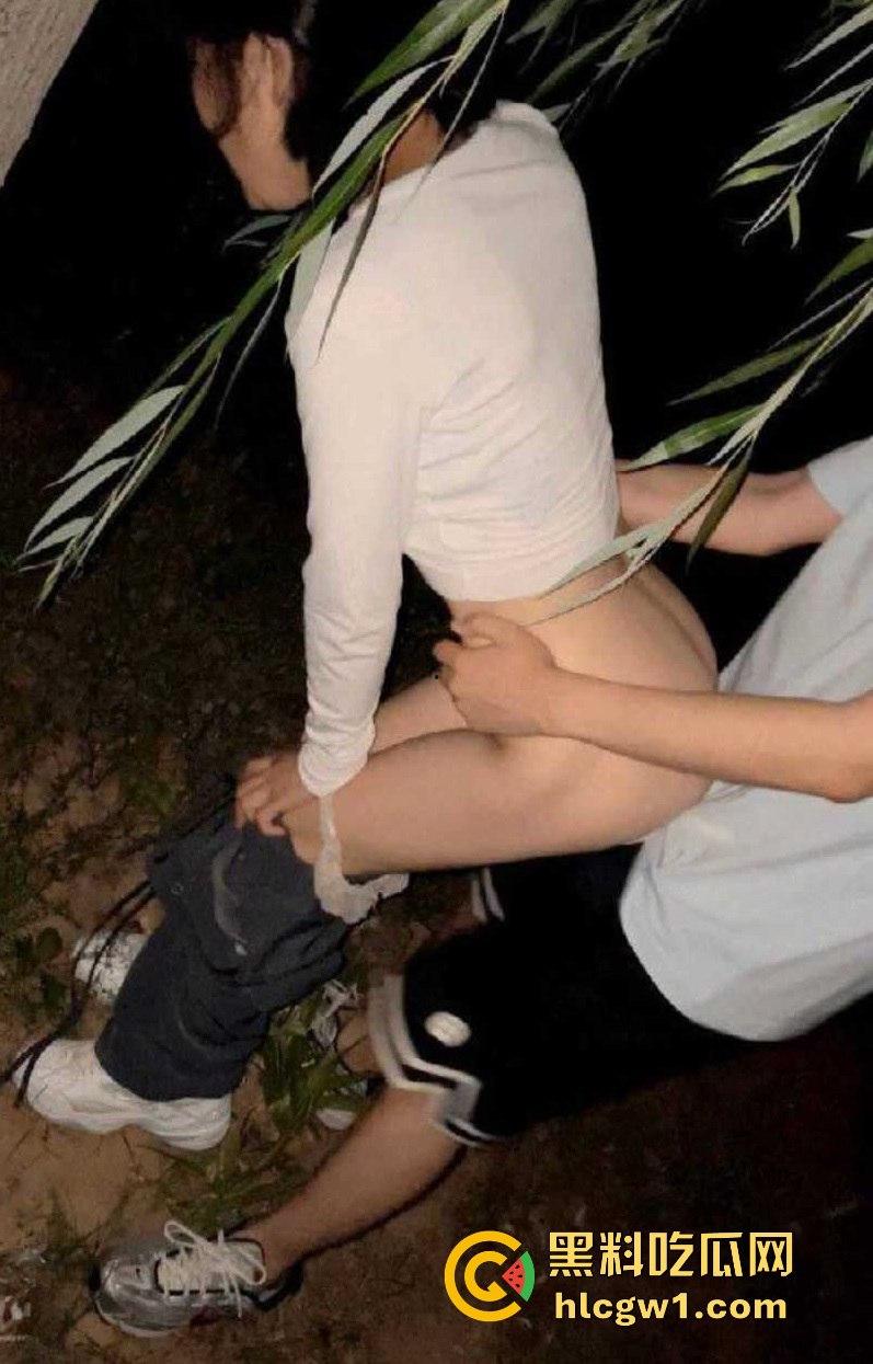 绿帽奴性彻底释放!绿帽男把老婆送给单男野战,自己边看边撸,屌都要撸秃了,绿毛龟真牛逼!-9