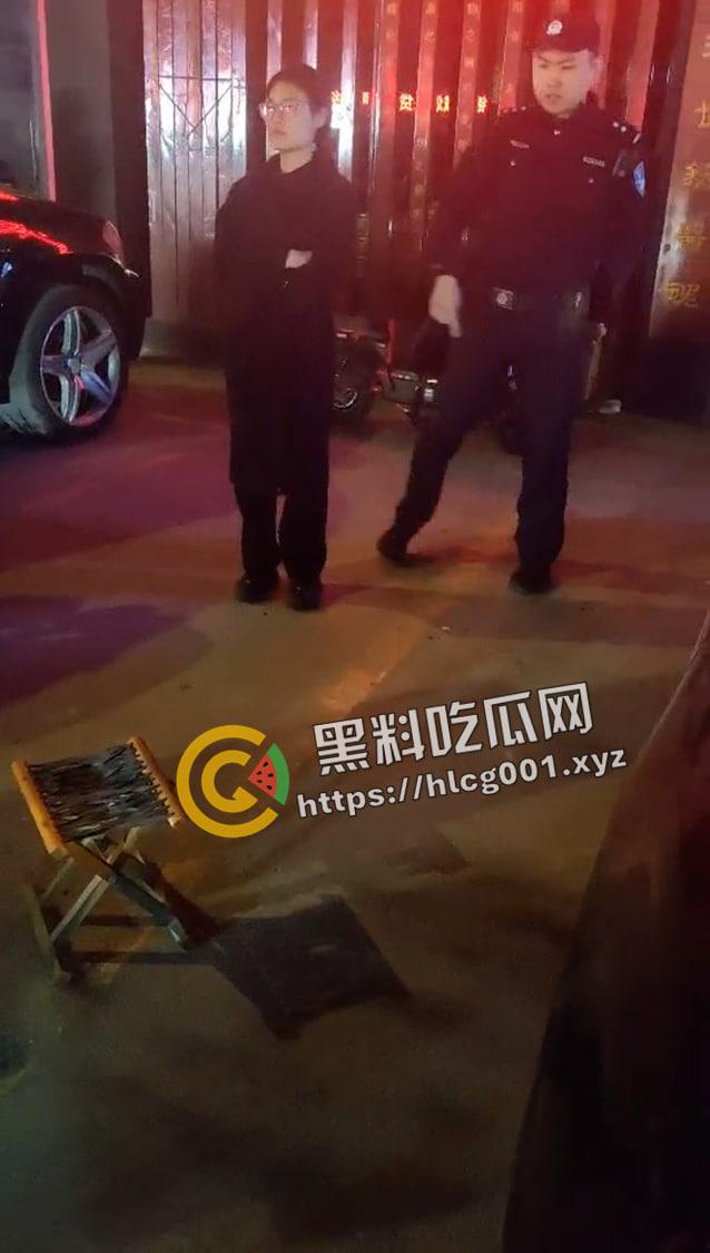 熊孩子遇见母夜叉!山西平遥明清街 女子拿签子当场扎死熊孩子 现场抓捕画面流出-2
