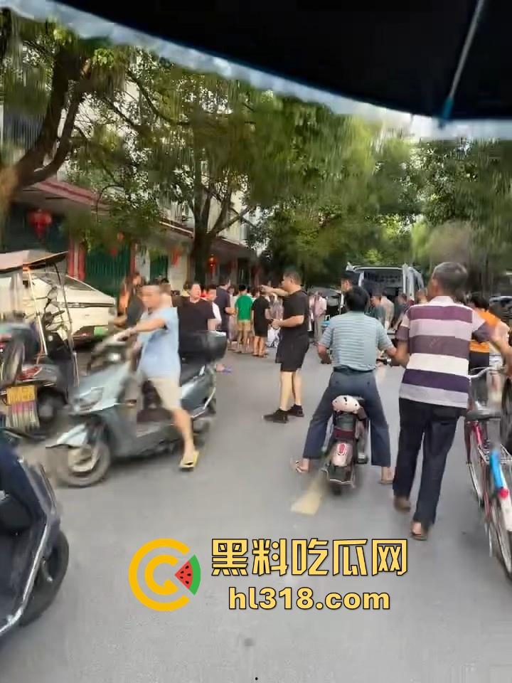 湖南省耒阳发生一起血腥命案，一个报复社会的青年，拿刀随机砍人，以至3人当初死亡，嫌疑犯在逃！-8