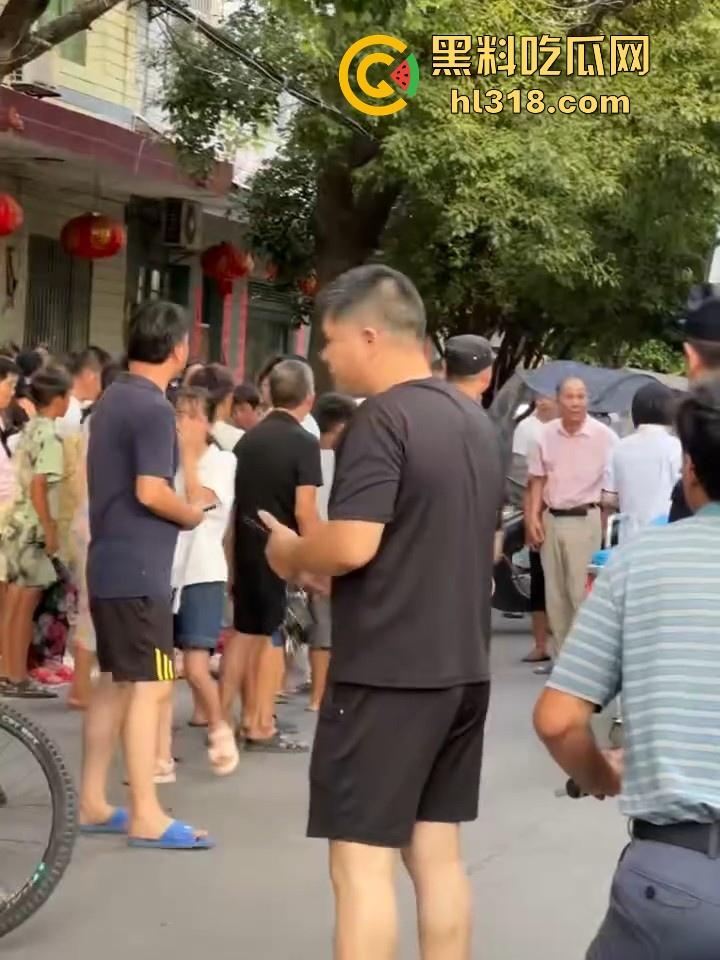 湖南省耒阳发生一起血腥命案，一个报复社会的青年，拿刀随机砍人，以至3人当初死亡，嫌疑犯在逃！-9