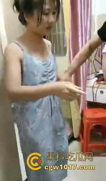 奸夫淫妇正脱衣干正事惨遭老公上门捉奸！小情人身穿内裤被牢牢控制在床上不能动，女发疯吵起来有理了是吧！-3