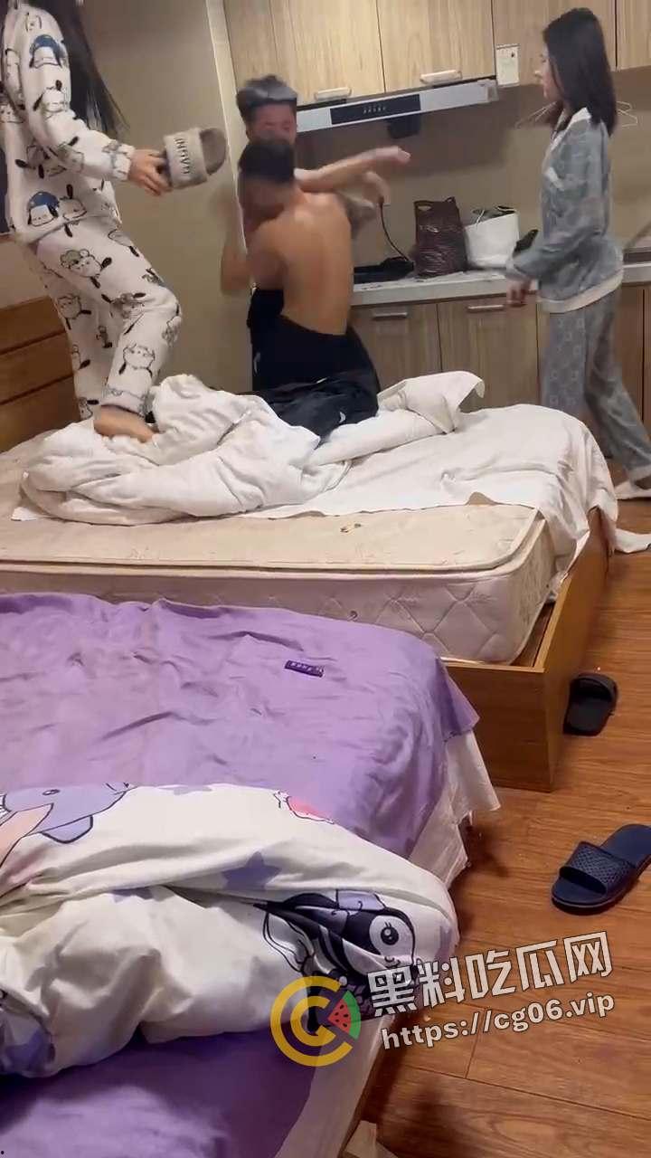 精神小伙1v3！小伙偷情兄弟女朋友 反被女人诬陷 带着闺蜜一起打 头干裂开了  现场血腥画面曝光-3