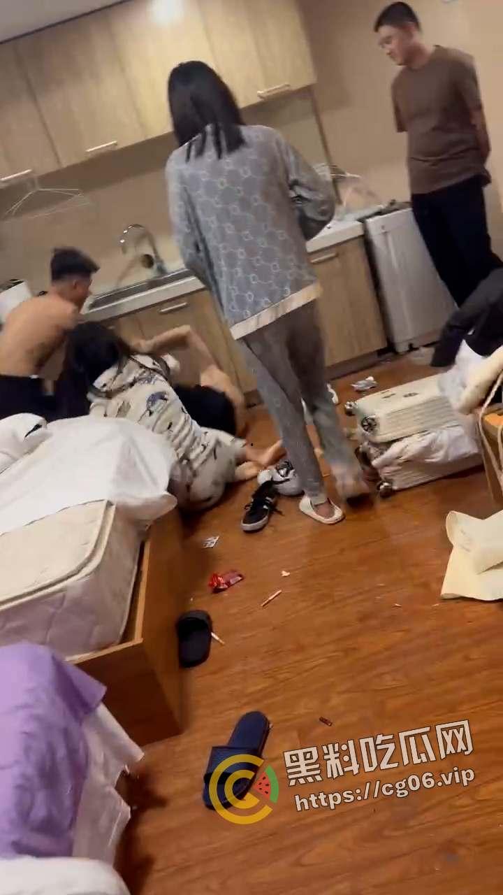 精神小伙1v3！小伙偷情兄弟女朋友 反被女人诬陷 带着闺蜜一起打 头干裂开了  现场血腥画面曝光-4
