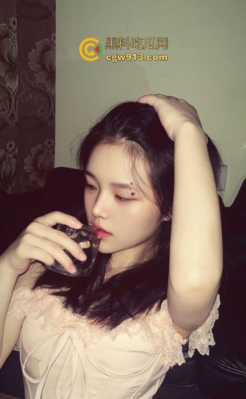 湖南唇钉反差小妹【刘语玮】调教视频曝光，性感唇钉示人，身材娇小，C杯酥胸勾魂，三根“JB”道具玩弄至高潮喷水！-2