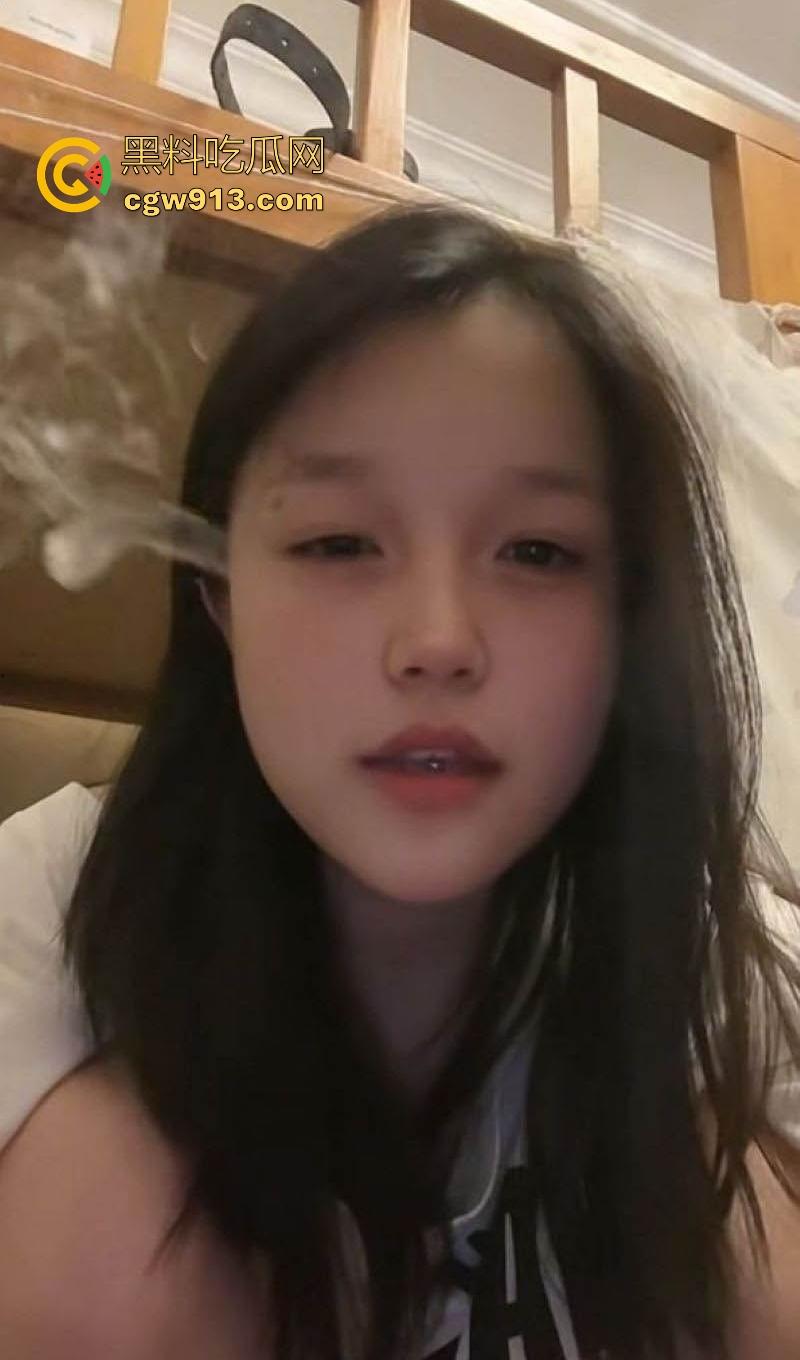 湖南唇钉反差小妹【刘语玮】调教视频曝光，性感唇钉示人，身材娇小，C杯酥胸勾魂，三根“JB”道具玩弄至高潮喷水！-5