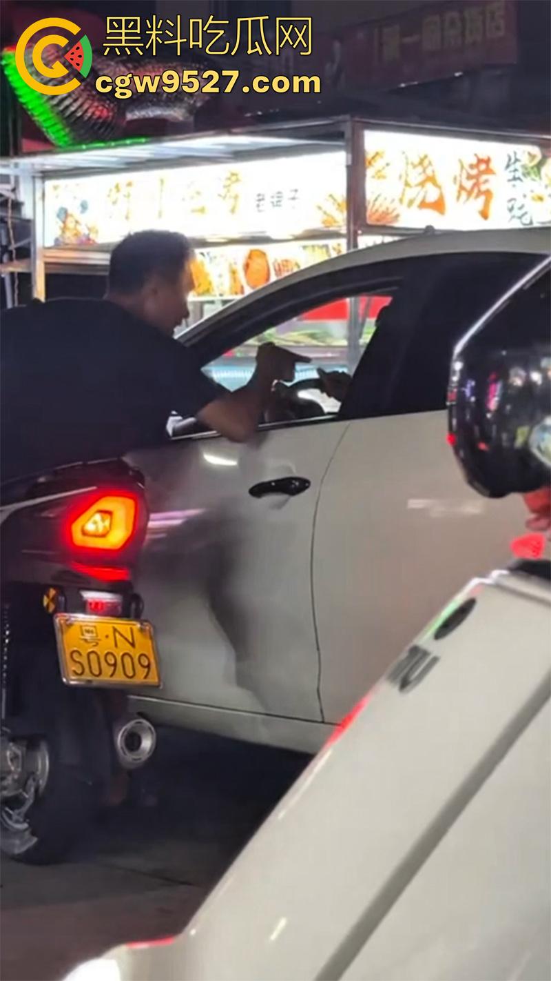 潮汕两男子打架，因车辆剐蹭疯狂对骂，下车互殴以为是王者，结果却是俩青铜，一顿出招未伤分毫！-1