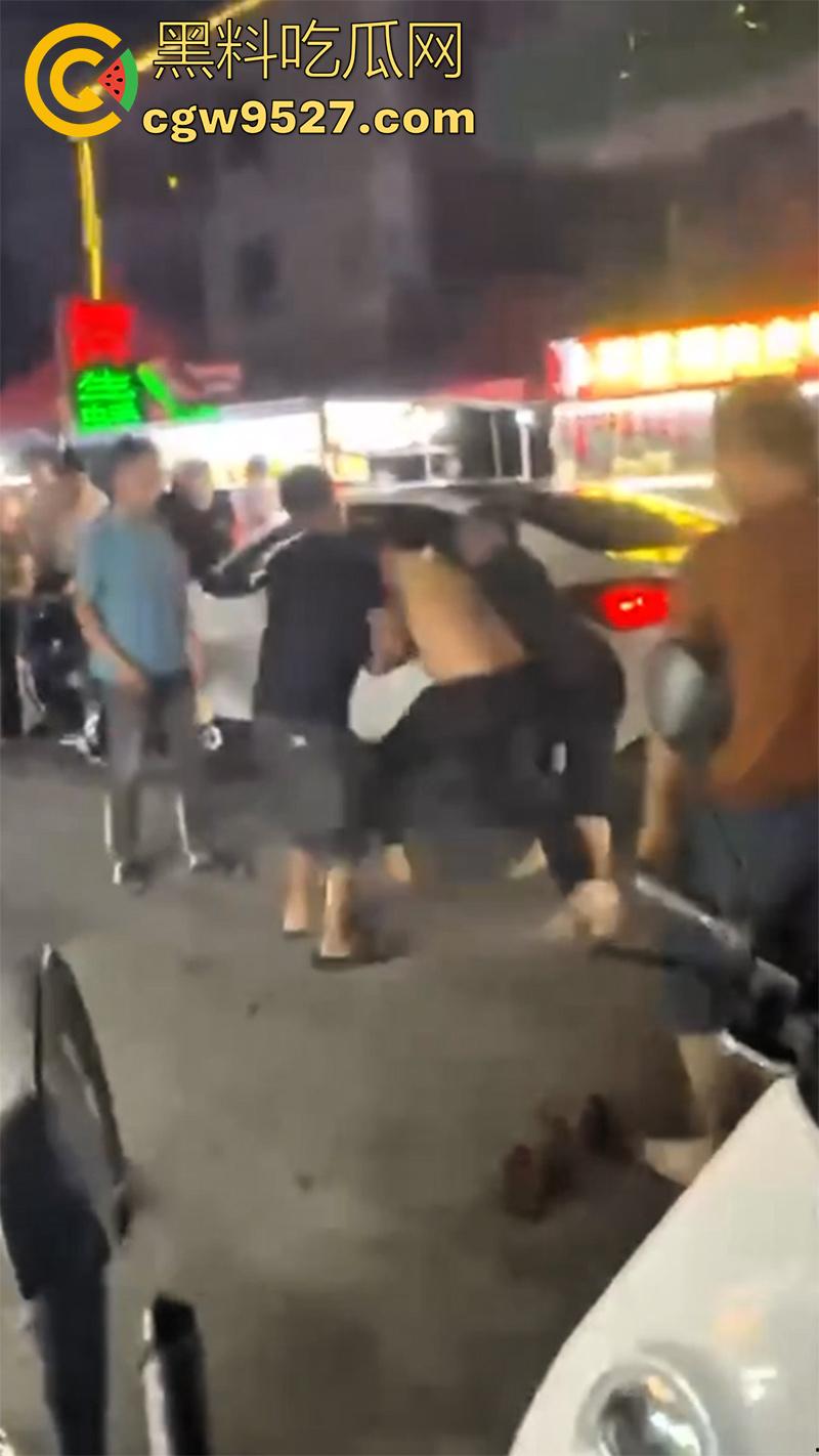 潮汕两男子打架，因车辆剐蹭疯狂对骂，下车互殴以为是王者，结果却是俩青铜，一顿出招未伤分毫！-7