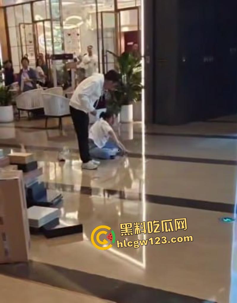 太古里男子因被朋友说穷，刀捅女子后自割咽喉，路人拿灭火器救“火”险些丧命！-3