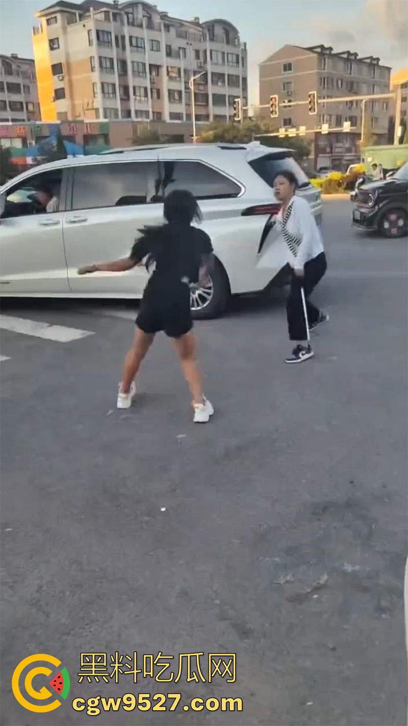 河南街头精神小妹，拿砍刀当街对拼，黑衣小妹气势汹汹，被砍后直接跑路，一群小伙围观！-6