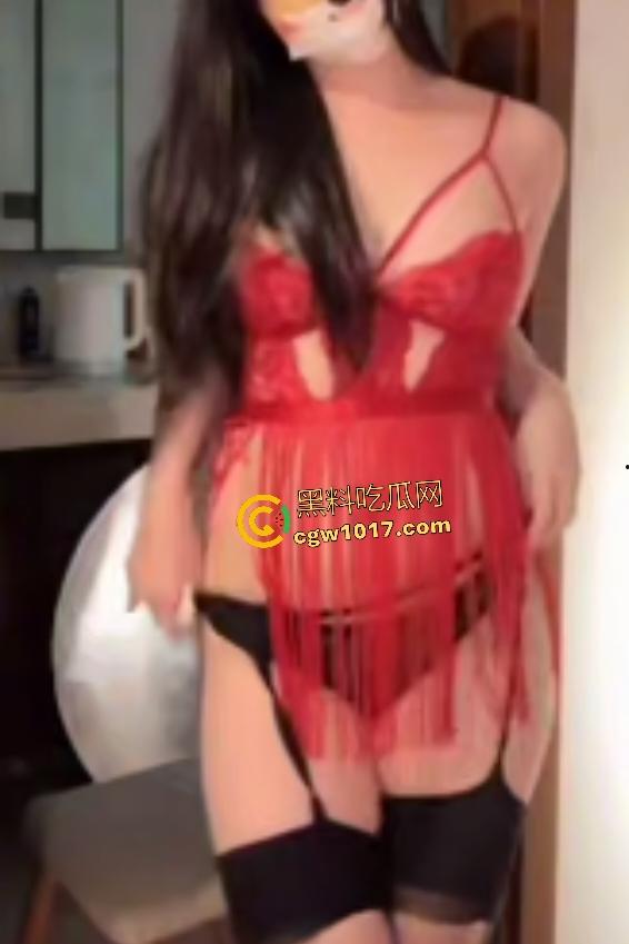 抖音骚货【葡萄汁】,穿黑丝白丝连线撩炮友分享骚B骚脚,估计金主那边鸡巴早就泄了,这屁股比母猪还大!-3