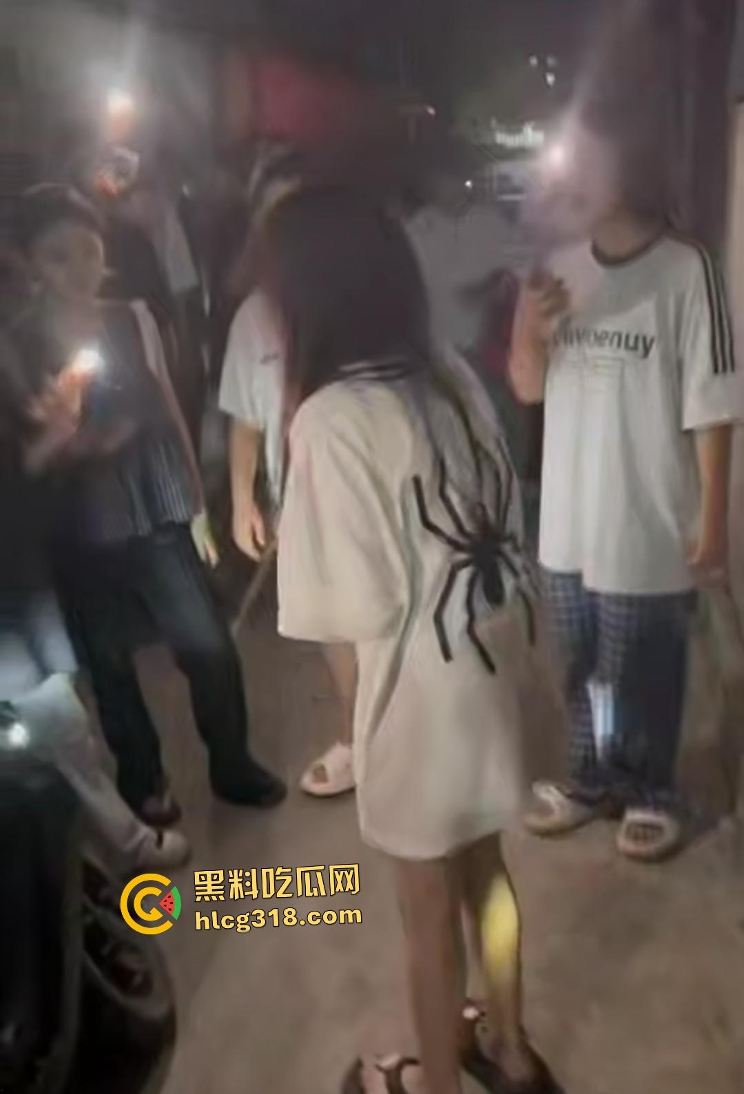 潮汕精神小妹为爱作妖！浪漫情债引群殴小三，扫把狂抽小三屁股，被打的想回家找妈妈！-1