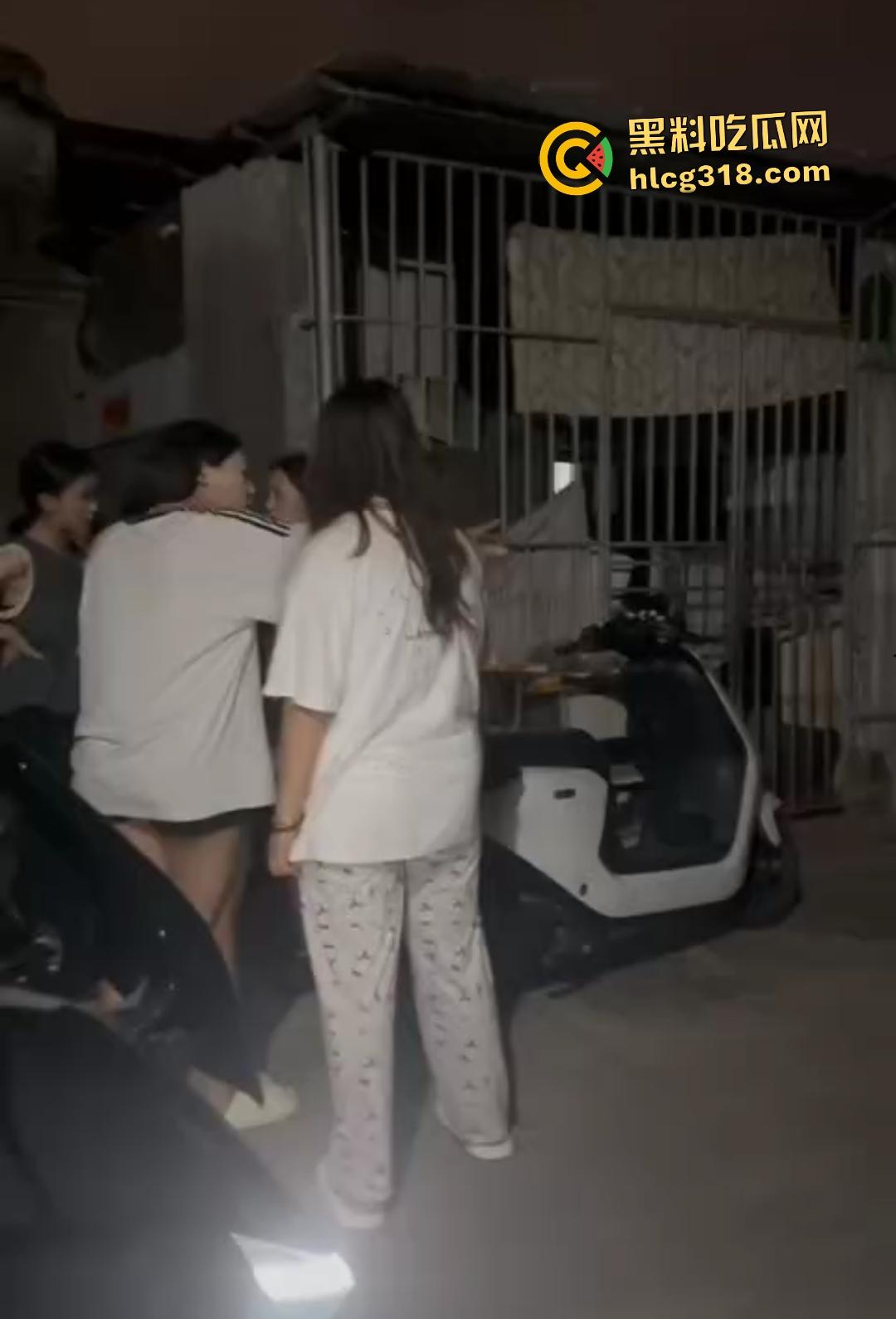 潮汕精神小妹为爱作妖！浪漫情债引群殴小三，扫把狂抽小三屁股，被打的想回家找妈妈！-3