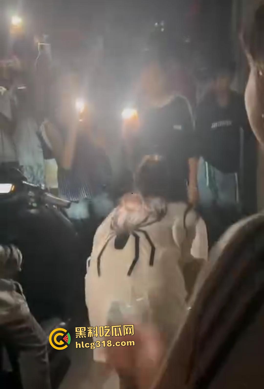 潮汕精神小妹为爱作妖！浪漫情债引群殴小三，扫把狂抽小三屁股，被打的想回家找妈妈！-6