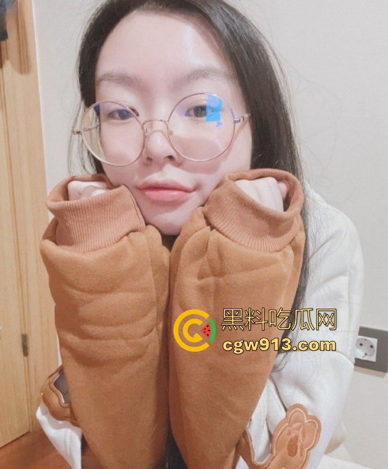 18岁高中生眼镜少女，反差自拍视频泄露，独演扣逼自慰，娇嫩玉穴汁水横流，原来这才是小浪货的真面目！-3