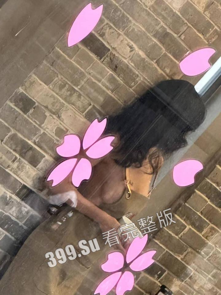 网友爆料方块咖啡门店进行色情营销  服务员穿着暴露装  方块咖啡官网回应 是露出模特不听劝，进店拍摄擦边露奶照，已报警-3