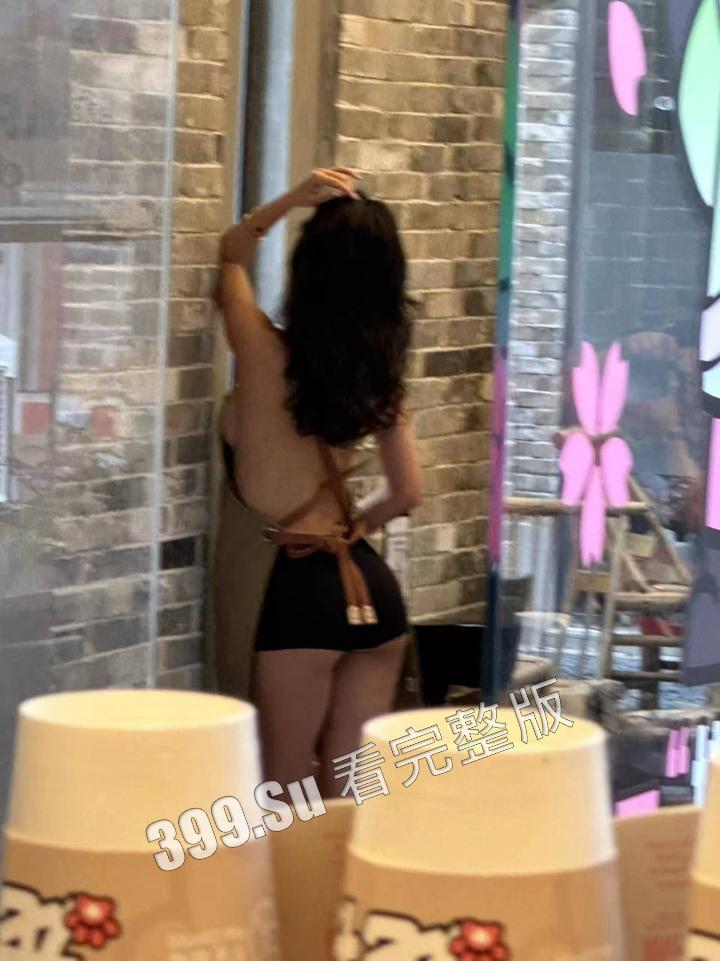 网友爆料方块咖啡门店进行色情营销  服务员穿着暴露装  方块咖啡官网回应 是露出模特不听劝，进店拍摄擦边露奶照，已报警-8