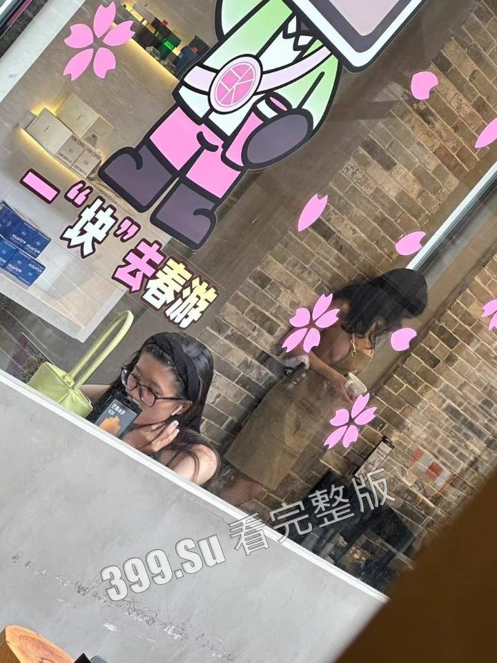 网友爆料方块咖啡门店进行色情营销  服务员穿着暴露装  方块咖啡官网回应 是露出模特不听劝，进店拍摄擦边露奶照，已报警-14