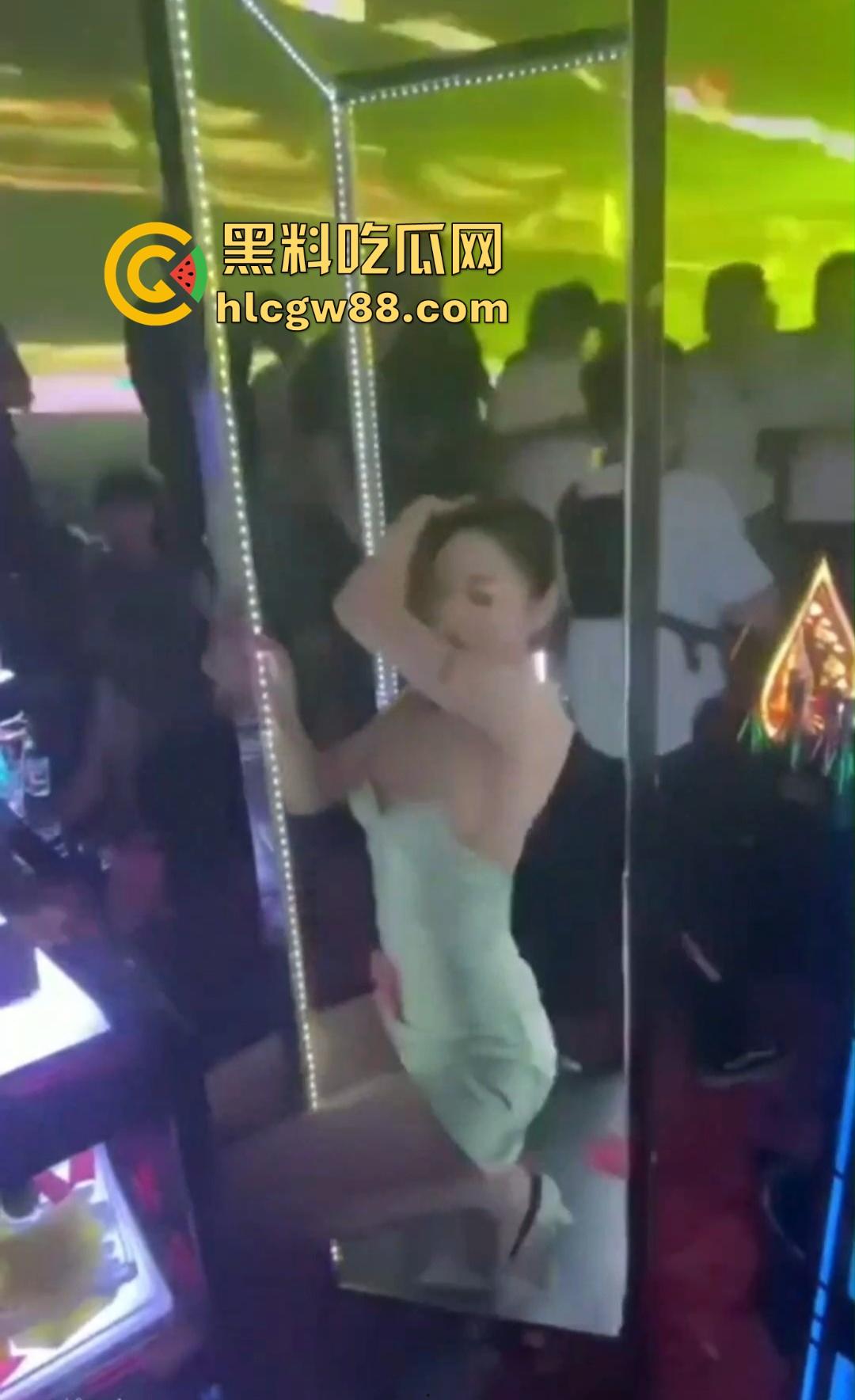 白天蹦迪不带罩，晚上做爱不带套是规矩，杭州酒吧一旦沾上，你就戒不掉了，大奶妹吹瓶滴蜡玩花活！-11