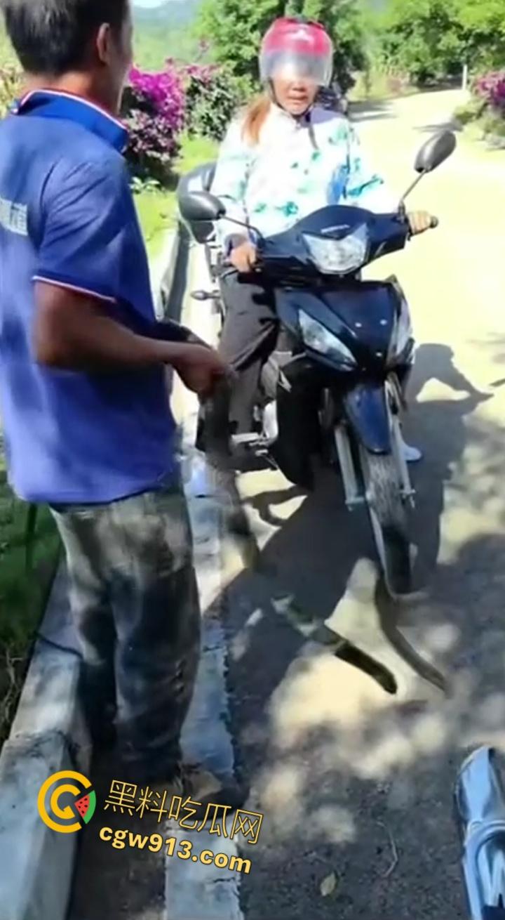 贵州男子徒手玩耍毒蛇，抽烟炫耀套脖子上到处甩，不料却是眼镜王蛇，最终被咬后两个小时死亡 !-5