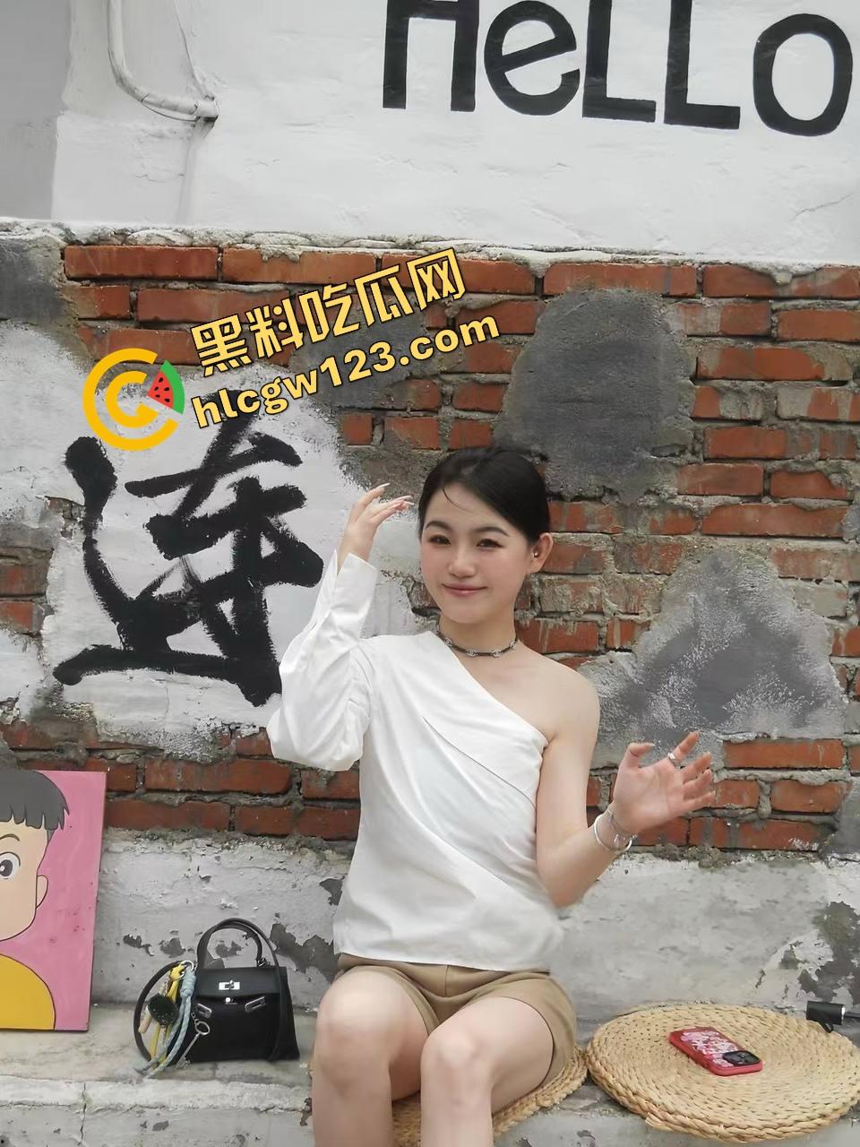 青岛女神【吴雯】表面名媛，私下跪舔金主深喉泪崩，她的喉咙比逼还紧，跪舔的模样比站着还贱！-1