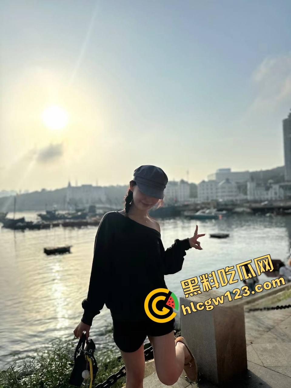 青岛女神【吴雯】表面名媛，私下跪舔金主深喉泪崩，她的喉咙比逼还紧，跪舔的模样比站着还贱！-7