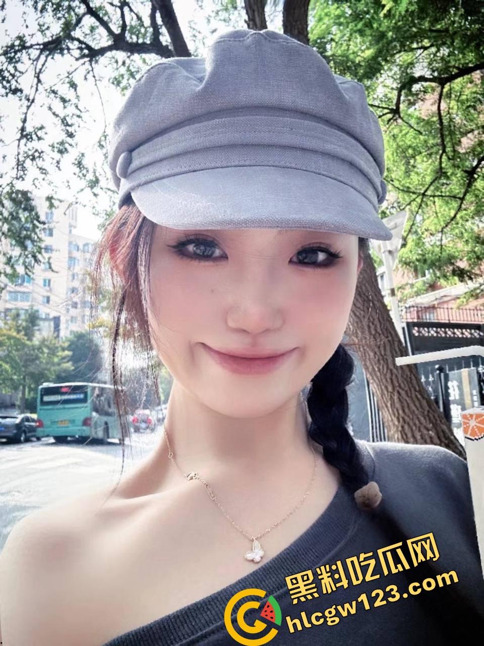 青岛女神【吴雯】表面名媛，私下跪舔金主深喉泪崩，她的喉咙比逼还紧，跪舔的模样比站着还贱！-8