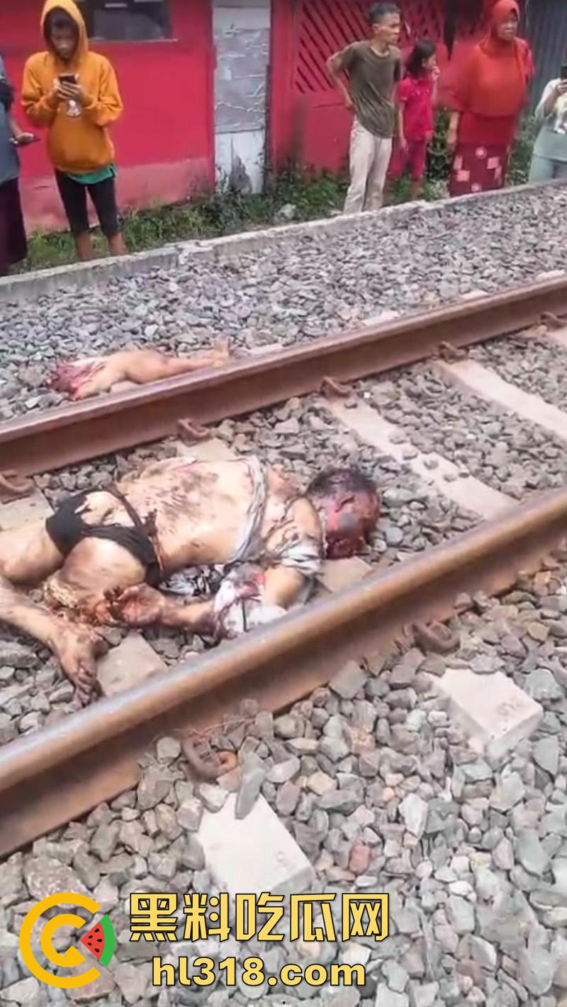 印度三哥作死现场，打横市男子一边玩游戏，一边过火车道，结果遭遇货车碾压，拖行100多米当场死亡！-2