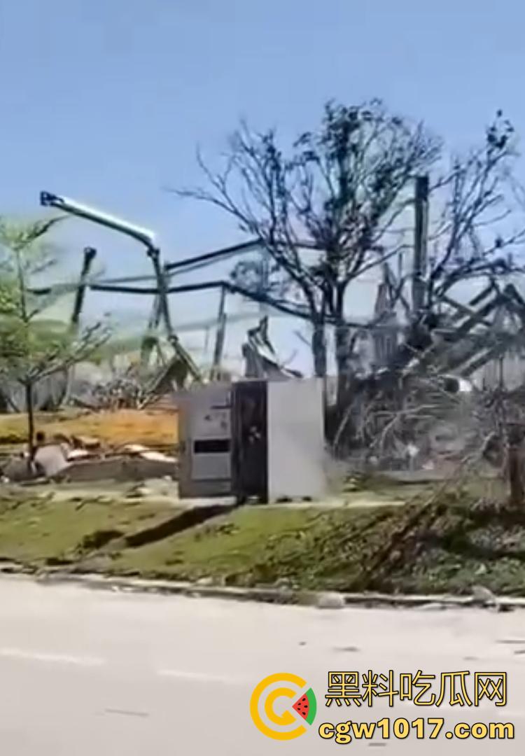 柬埔寨KK园区被血洗清剿！内部实拍曝光：牢笼、血迹、遗留手机触目惊心！-4