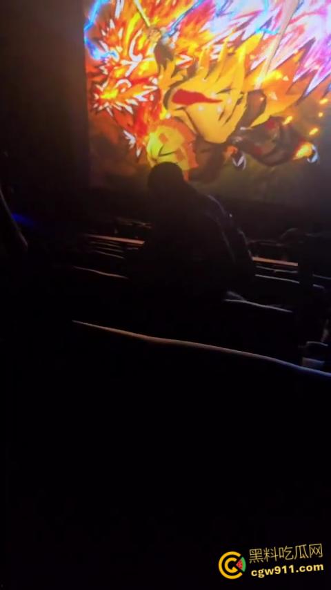 美国太阳谷AMC影院斗殴，一男子观影时当众小便，溅到邻座引起愤怒，遭观众围殴打得鼻青脸肿！-4