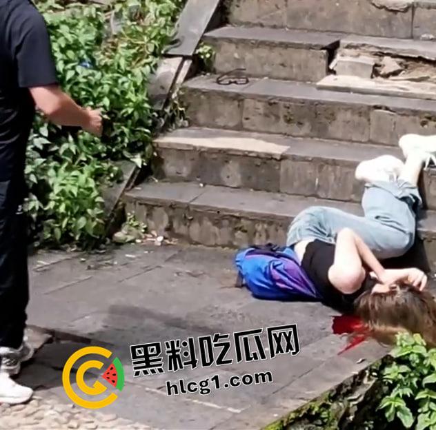 瓦屋山瀑布飞石砸死人现场原视频！瀑布上掉下的碎石直接把人头打烂了 血腥慎入-1