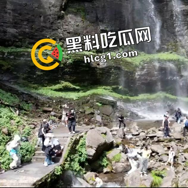 瓦屋山瀑布飞石砸死人现场原视频！瀑布上掉下的碎石直接把人头打烂了 血腥慎入-5