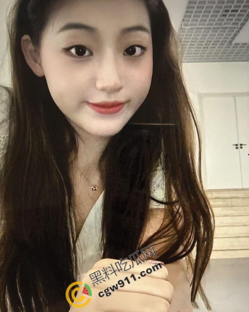 河南安阳甜美少女【刘薇】床上热情如火，与男友性多姿势切换娇喘连连，口交撩人，翘臀后入，令人血脉贲张！-1