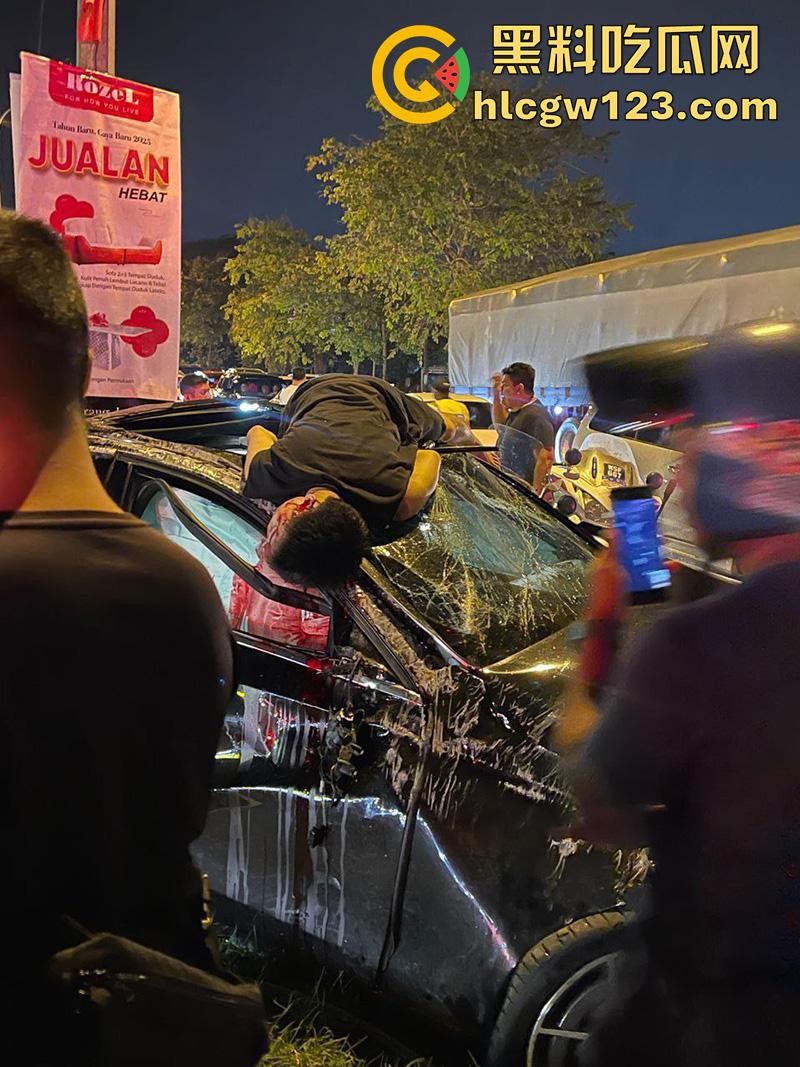 马来西亚血腥车祸现场，华裔驾车相撞导致2死4伤，现场血肉模糊胆小者勿入，现场画面流出！-1