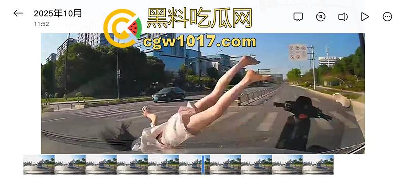 看个车祸竟然起反应了！极品长腿美女被撞飞，性感美腿展露无遗，美腿修长白嫩，这姿势也太优雅了！-1