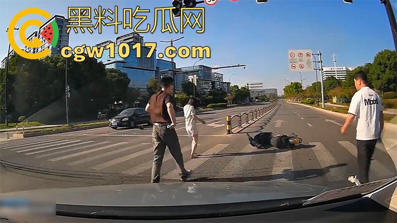 看个车祸竟然起反应了！极品长腿美女被撞飞，性感美腿展露无遗，美腿修长白嫩，这姿势也太优雅了！-7