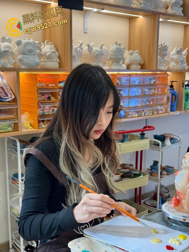 吉林师范学院清纯学妹【张娜】，人前文静人后骚母狗，被按住脖子爆操，操完不满足还用道具接着弄 !-2