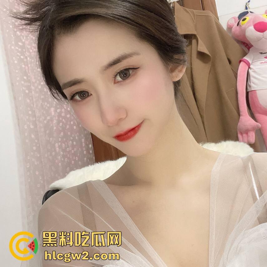 邂逅广西披萨店巨乳正妹【赵雪菲】！大到爆炸的罩杯 这样的身材还卖披萨？不如直接吃了她这个小夹子！-1