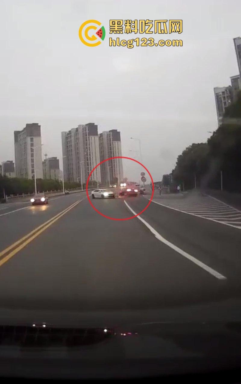 又是女司机！一死一伤 苏州两轿车发生碰撞后撞向一非机动车！惨不忍睹-5